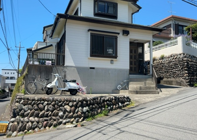 【外観】 | 玉川学園前賃家2世帯 | 物件の詳細については、現地を見てわかること以外に、役所や法務局などで調べないとわからないことがあります。そのため、現地に行く場合は、もしこの物件を買ったらどのような生活ができるかをイメージしましょう。