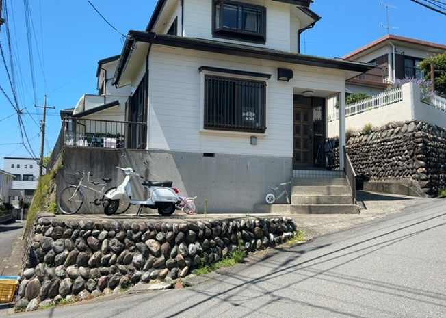 【外観】 | 玉川学園前賃家2世帯 | 物件の詳細については、現地を見てわかること以外に、役所や法務局などで調べないとわからないことがあります。そのため、現地に行く場合は、もしこの物件を買ったらどのような生活ができるかをイメージしましょう。