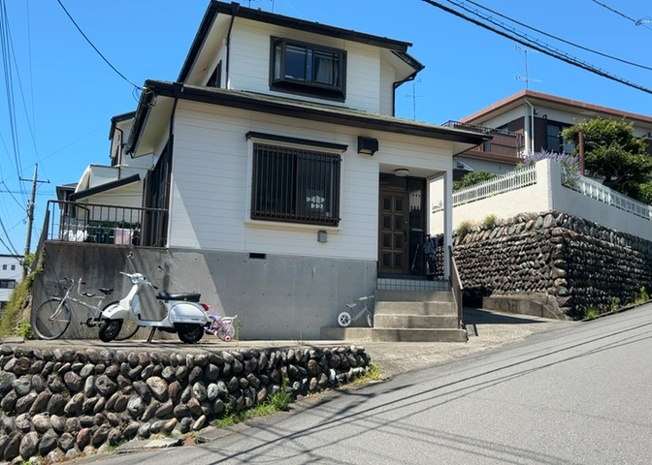 【外観】 | 玉川学園前賃家2世帯 | 隣家の土地はどうなっているのか、生活利便施設が近くにあるのか、学校まで近いかなど、お客様のライフスタイルにあわせたイメージが重要です。また、近くにあると困る施設が近くにないかも確認するといいでしょう。