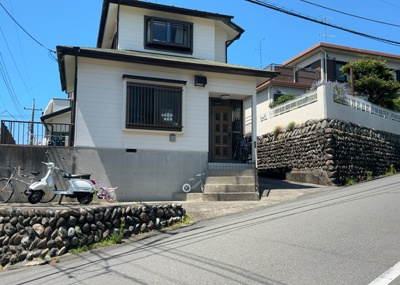【外観】 | 玉川学園前賃家2世帯 | 土地購入を検討されている場合、境界杭がない状態で購入してしまうと境界確定測量をする必要があり、費用がかかります。購入の前に、売主、隣土地所有者立ち合いのもと境界を確定し境界杭を設置するのがベストです。