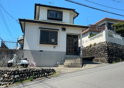 【外観】 | 玉川学園前賃家2世帯 | 家を建てる前提で土地を探している場合、地盤の丈夫さは譲れない条件の一つです。地盤が脆弱だと追加工事が必要となります。また、過去に地盤沈下や液状化現象を起こした土地は、できるだけ避けた方がいいでしょう。