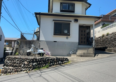 【外観】 | 玉川学園前賃家2世帯 | 人が暮らすうえで日光は大切な要素となります。日当たりの良さは譲れないポイントですね。併せて近くに大きな建築物の建築予定がないか、あるいはそれが可能な土地が近くにないか事前に確認することもお勧めします。