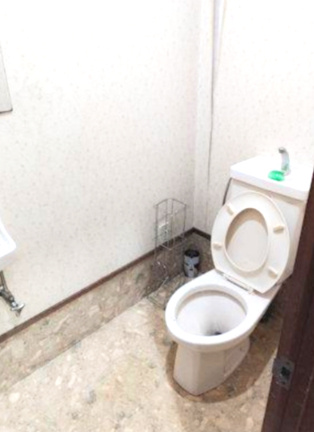 焼肉店跡２階建てのトイレ