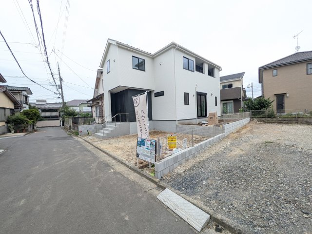 取手市新取手　2丁目　01期　新築戸建ての前面道路含む現地写真|現地完成済で建物も駐車場やお庭も全てご覧いただけます。ご自身の目で街並みや敷地の広さ、陽当たりをご確認ください。