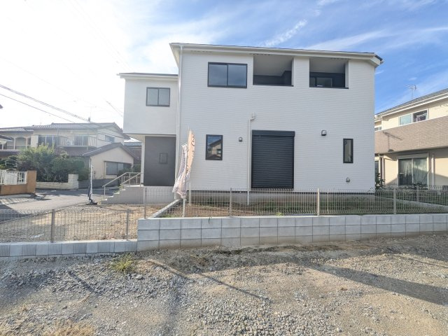 取手市新取手　2丁目　01期　新築戸建ての前面道路含む現地写真|現地完成済で建物も駐車場やお庭も全てご覧いただけます。ご自身の目で街並みや敷地の広さ、陽当たりをご確認ください。