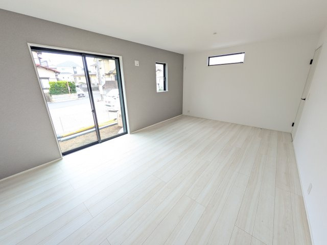 取手市新取手　2丁目　01期　新築戸建ての居間・リビング|南向きで明るく陽当たりの良いリビングです♪