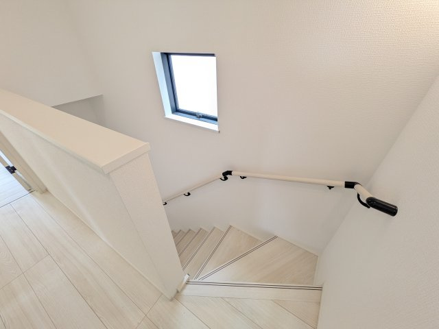 取手市新取手　2丁目　01期　新築戸建ての内装|窓付きで明るい階段は、手すり付きでお子様からご年配の方まで安心して上り下りができます♪