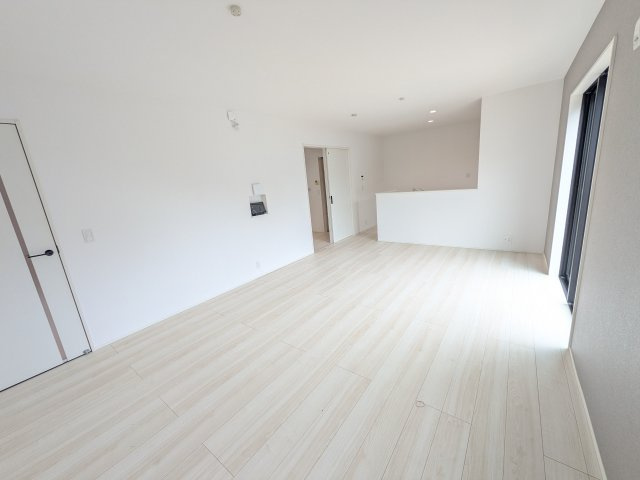 取手市新取手　2丁目　01期　新築戸建ての居間・リビング|家族の会話が自然と弾む、広々としたゆとりのLDK。南向きの窓からたっぷりの光が射し込む明るく快適な空間です。