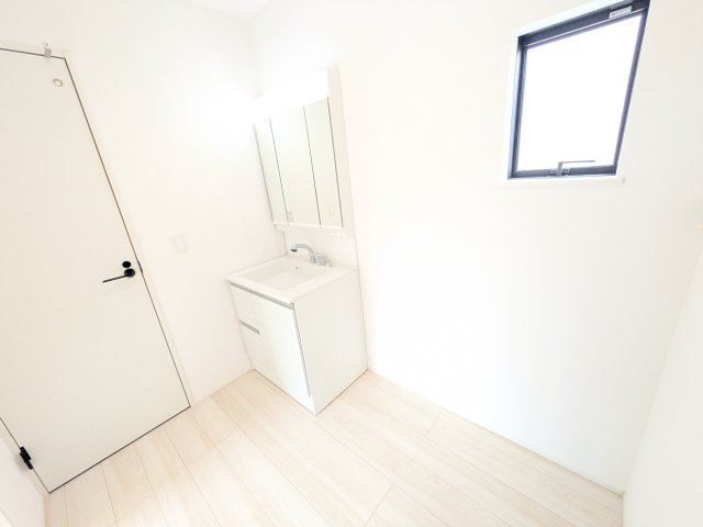 取手市新取手　2丁目　01期　新築戸建ての独立洗面台|人気の三面鏡の洗面化粧台は鏡の裏側がすべて収納になっており、収納力も魅力的です♪
水栓はシャワーヘッドになっており朝シャンも可能です！