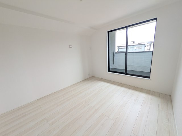 取手市新取手　2丁目　01期　新築戸建ての洋室|バルコニーに面した２面採光で明るく開放的な洋室です♪