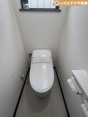 熊谷市見晴町　中古戸建のトイレ|普通の生活で水道代を節約できる節水トイレ
窓付きで明るく、お掃除しやすいシンプルな空間♪