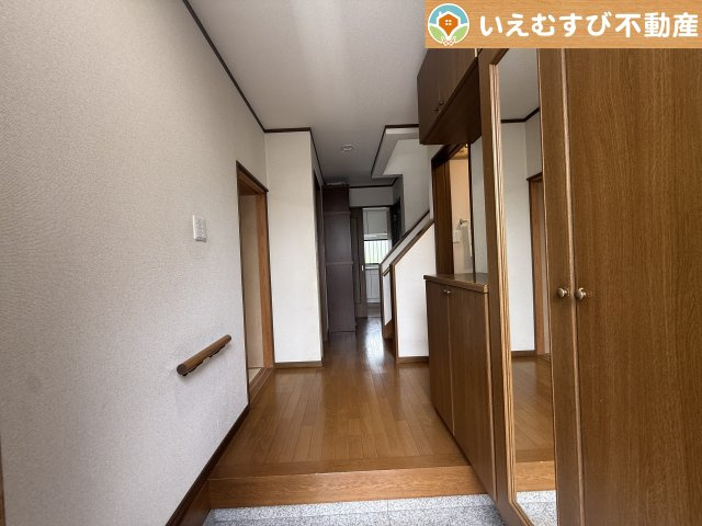 熊谷市見晴町　中古戸建の玄関|玄関がいつも片づく大容量シューズボックス
充実の収納設備で玄関がすっきり綺麗に過ごせると快適ですよね♪