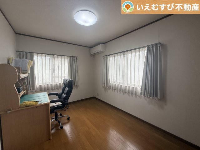 熊谷市見晴町　中古戸建の洋室|シンプルで明るいお部屋
2面採光で日当り良好！シンプルなお部屋なので自分で家具を選ぶのが楽しみですね！