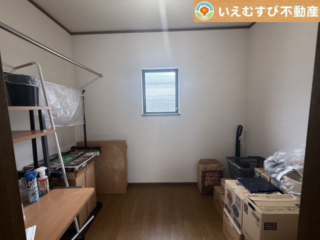 熊谷市見晴町　中古戸建の収納|たっぷりの収納力を備えたウォークインクローゼット
たくさん収納できるので季節物やかさばるバッグなども片付きます♪