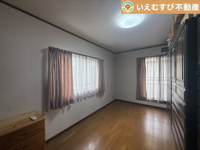 熊谷市見晴町　中古戸建の洋室|ナチュラルな色合いでシンプルな内装
シンプルな内装のお家なので飽きが来ずコーディネートも楽しそうですね♪