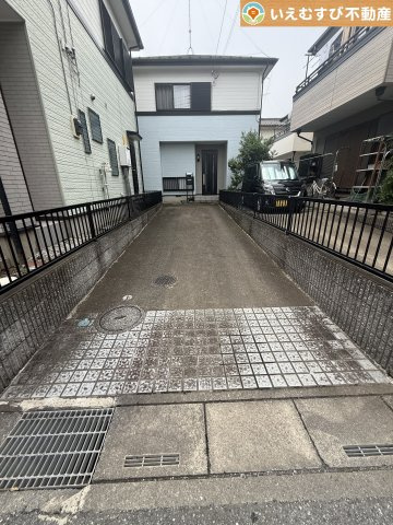 熊谷市見晴町　中古戸建の駐車場|2台駐車可能なスペース完備
しっかり舗装してある駐車スペースで天気が悪く足元が悪い日でも乗り降りしやすい♪