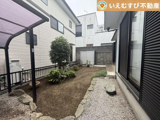 熊谷市見晴町　中古戸建の庭|ガーデニングが楽しめそう
リビングからお庭が望めるのでガーデニングで緑あふれる景色を作るのも楽しみ♪