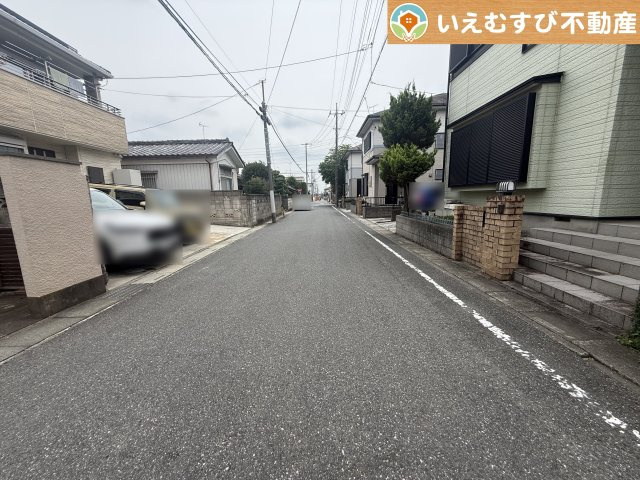 熊谷市見晴町　中古戸建の前面道路含む現地写真|充分な広さの前面道路
間口が広くお車の出し入れも問題なく行えるスペースが確保されています♪