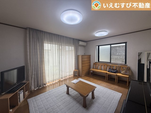 熊谷市見晴町　中古戸建の居間・リビング|自然光で満たされる明るく開放感溢れるリビング
たっぷりの採光で明るい空間。家族みんなでくつろげます♪