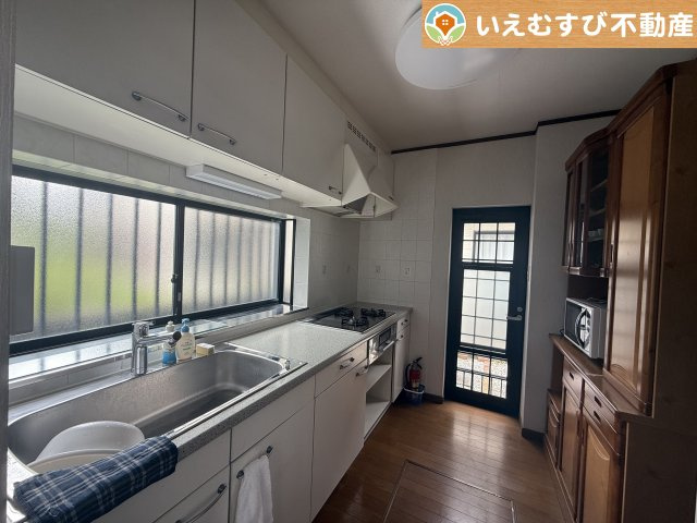 熊谷市見晴町　中古戸建のキッチン|広々としたキッチン
冷蔵庫や食器棚を置いてもゆとりの広さ！独立した空間でゆっくりお料理♪