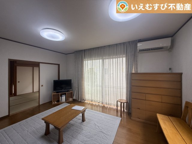 熊谷市見晴町　中古戸建の居間・リビング|開放感と家族との距離感にこだわったＬＤＫ
採光たっぷりのリビングで休日には家族みんなでくつろげそうですね♪