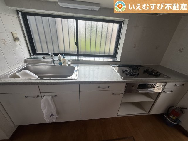 熊谷市見晴町　中古戸建のキッチン|機能性収納性に溢れるキッチン
収納もたっぷり付いていてすっきり片付く！毎日楽しくお料理が出来そうです！