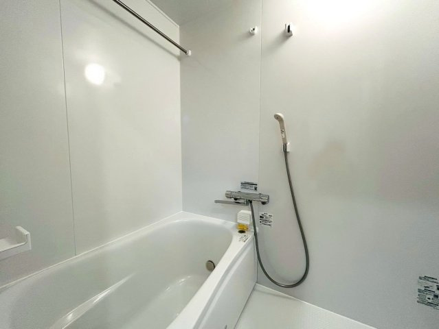 最上階・角部屋！これだけでまずイイでしょ？築年数を感じさせない仕様で生まれ変わった内装もナイスでしょ？シンプルだからこその良さが全開な【グリーンヒルズ横浜Ａ棟】リノベーションの浴室|日々の暮らしに欠かせないお風呂です