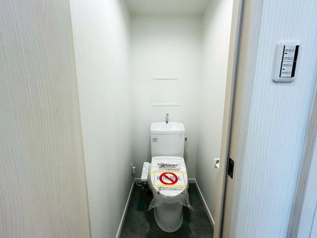 最上階・角部屋！これだけでまずイイでしょ？築年数を感じさせない仕様で生まれ変わった内装もナイスでしょ？シンプルだからこその良さが全開な【グリーンヒルズ横浜Ａ棟】リノベーションのトイレ|トイレもきれいです