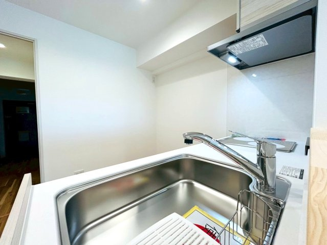 最上階・角部屋！これだけでまずイイでしょ？築年数を感じさせない仕様で生まれ変わった内装もナイスでしょ？シンプルだからこその良さが全開な【グリーンヒルズ横浜Ａ棟】リノベーションのキッチン|使いやすいキッチンです