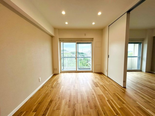 最上階・角部屋！これだけでまずイイでしょ？築年数を感じさせない仕様で生まれ変わった内装もナイスでしょ？シンプルだからこその良さが全開な【グリーンヒルズ横浜Ａ棟】リノベーションの居間・リビング|ゆったり過ごせるリビングです