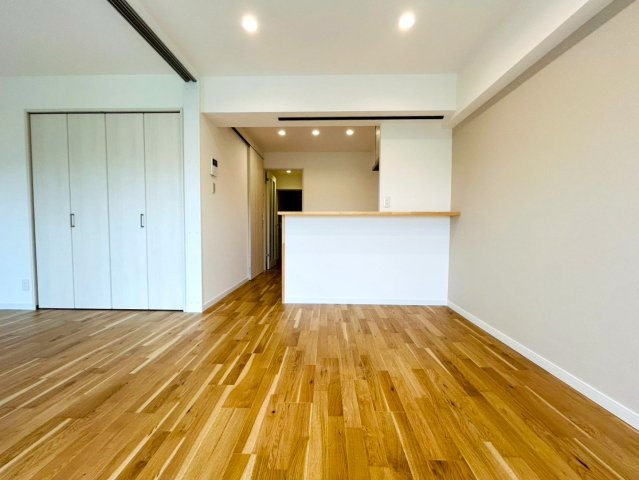 最上階・角部屋！これだけでまずイイでしょ？築年数を感じさせない仕様で生まれ変わった内装もナイスでしょ？シンプルだからこその良さが全開な【グリーンヒルズ横浜Ａ棟】リノベーションの居間・リビング|ゆったりとしたリビングです
