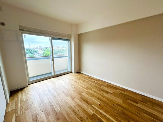 最上階・角部屋！これだけでまずイイでしょ？築年数を感じさせない仕様で生まれ変わった内装もナイスでしょ？シンプルだからこその良さが全開な【グリーンヒルズ横浜Ａ棟】リノベーションの洋室|落ち着いた色調の洋室です