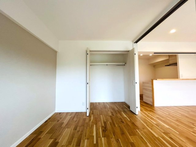 最上階・角部屋！これだけでまずイイでしょ？築年数を感じさせない仕様で生まれ変わった内装もナイスでしょ？シンプルだからこその良さが全開な【グリーンヒルズ横浜Ａ棟】リノベーションの洋室|洋室です