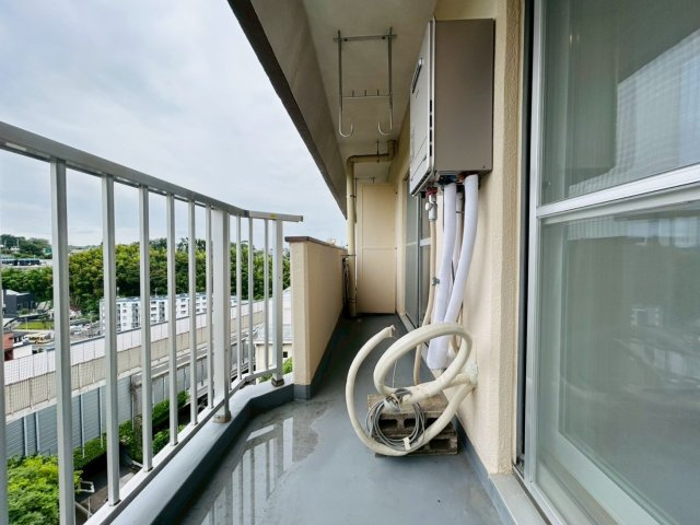 最上階・角部屋！これだけでまずイイでしょ？築年数を感じさせない仕様で生まれ変わった内装もナイスでしょ？シンプルだからこその良さが全開な【グリーンヒルズ横浜Ａ棟】リノベーションのバルコニー|開放的で明るい空間を演出してくれるバルコニーです