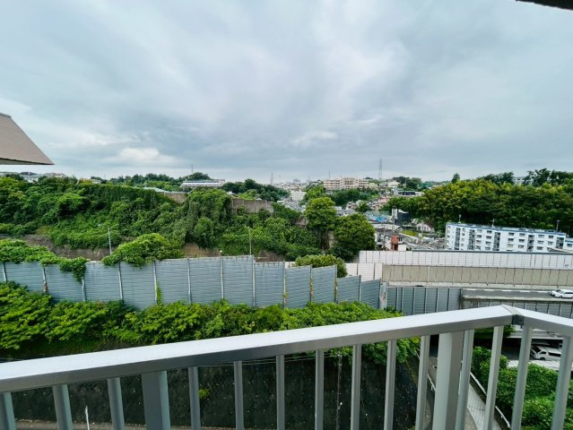 最上階・角部屋！これだけでまずイイでしょ？築年数を感じさせない仕様で生まれ変わった内装もナイスでしょ？シンプルだからこその良さが全開な【グリーンヒルズ横浜Ａ棟】リノベーションの展望