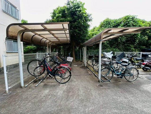 最上階・角部屋！これだけでまずイイでしょ？築年数を感じさせない仕様で生まれ変わった内装もナイスでしょ？シンプルだからこその良さが全開な【グリーンヒルズ横浜Ａ棟】リノベーションの駐輪場