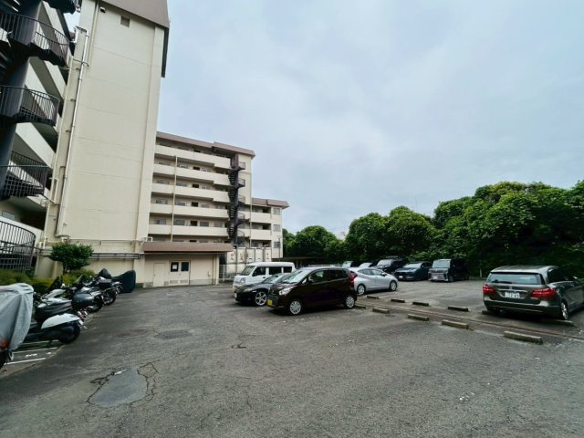 最上階・角部屋！これだけでまずイイでしょ？築年数を感じさせない仕様で生まれ変わった内装もナイスでしょ？シンプルだからこその良さが全開な【グリーンヒルズ横浜Ａ棟】リノベーションの駐車場