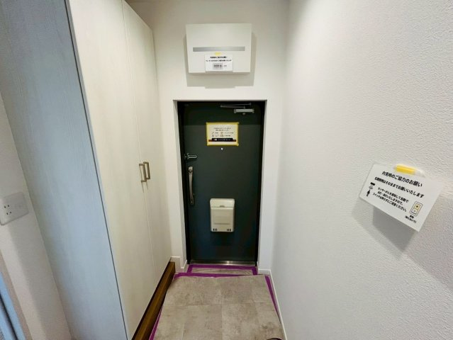 最上階・角部屋！これだけでまずイイでしょ？築年数を感じさせない仕様で生まれ変わった内装もナイスでしょ？シンプルだからこその良さが全開な【グリーンヒルズ横浜Ａ棟】リノベーションの玄関|玄関です