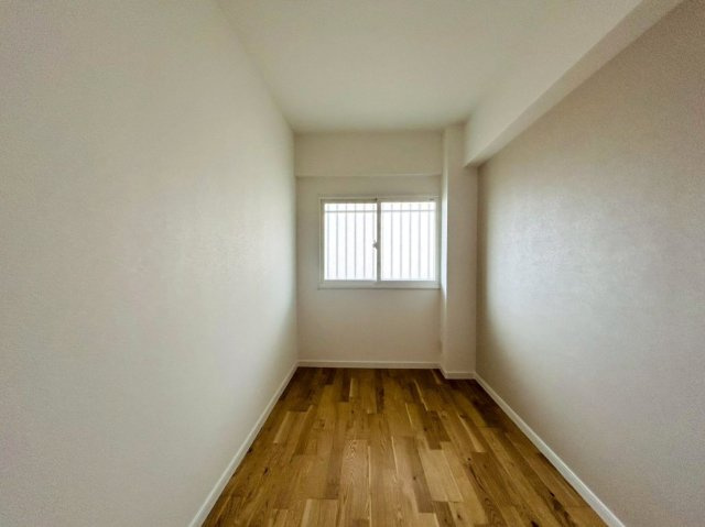 最上階・角部屋！これだけでまずイイでしょ？築年数を感じさせない仕様で生まれ変わった内装もナイスでしょ？シンプルだからこその良さが全開な【グリーンヒルズ横浜Ａ棟】リノベーションの洋室|落ち着いた色調の洋室です