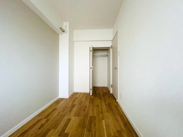 最上階・角部屋！これだけでまずイイでしょ？築年数を感じさせない仕様で生まれ変わった内装もナイスでしょ？シンプルだからこその良さが全開な【グリーンヒルズ横浜Ａ棟】リノベーションの洋室|洋室です