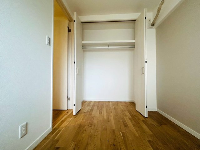 最上階・角部屋！これだけでまずイイでしょ？築年数を感じさせない仕様で生まれ変わった内装もナイスでしょ？シンプルだからこその良さが全開な【グリーンヒルズ横浜Ａ棟】リノベーションの収納|大きなスペースがあり、収納には困りません
