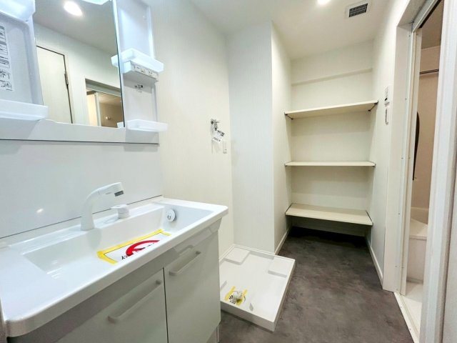 最上階・角部屋！これだけでまずイイでしょ？築年数を感じさせない仕様で生まれ変わった内装もナイスでしょ？シンプルだからこその良さが全開な【グリーンヒルズ横浜Ａ棟】リノベーションの独立洗面台|使いやすい独立洗面台です