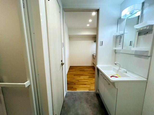最上階・角部屋！これだけでまずイイでしょ？築年数を感じさせない仕様で生まれ変わった内装もナイスでしょ？シンプルだからこその良さが全開な【グリーンヒルズ横浜Ａ棟】リノベーションのランドリースペース