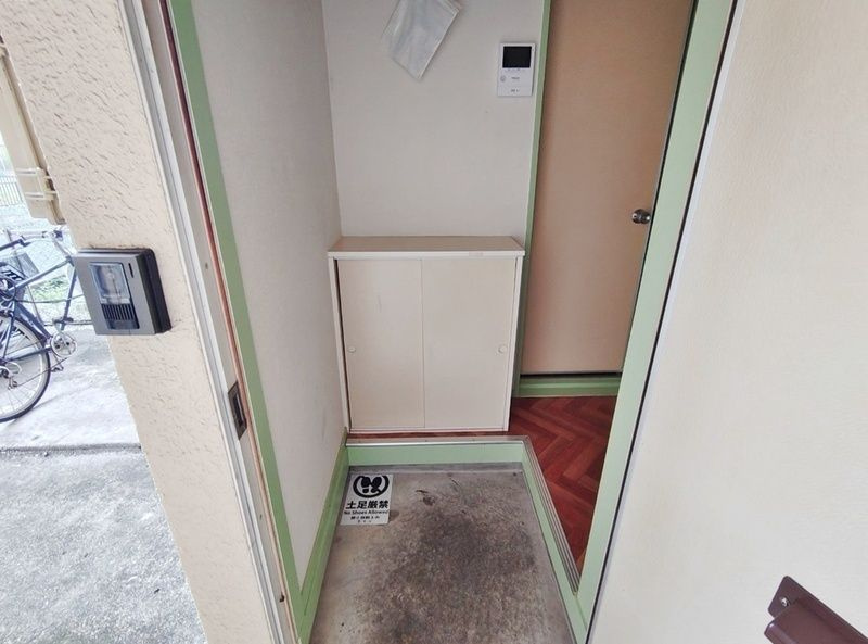 入間郡毛呂山町中央３丁目のアパートの玄関