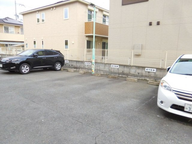 ルーインズ高槻の駐車場