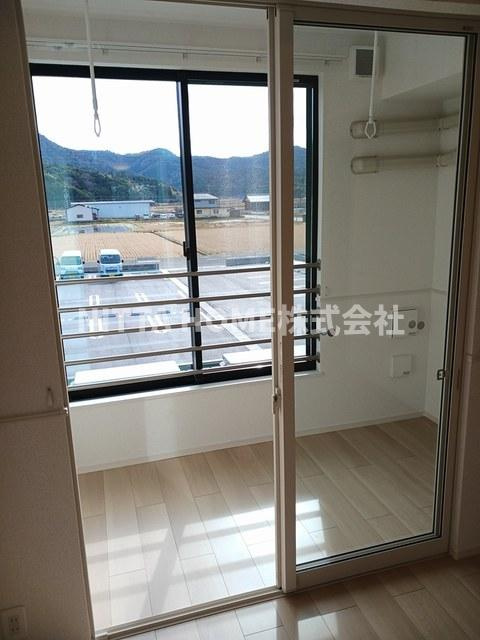 アンソレイエ高浜Ⅲのバルコニー|サンルームに室内物干しも設置しています◎