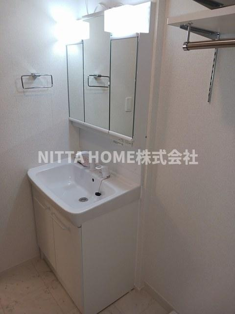 アンソレイエ高浜Ⅲの洗面所|三面鏡のシャワー付き洗面台を設置◇