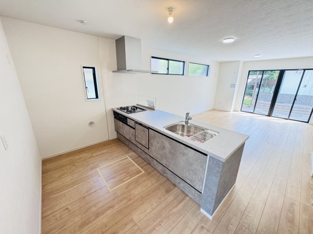 市川市柏井町１丁目新築戸建（柏井町２期）のキッチン|お手入れしやすいレンジフード・シンクの水栓には浄水器がついてます！
