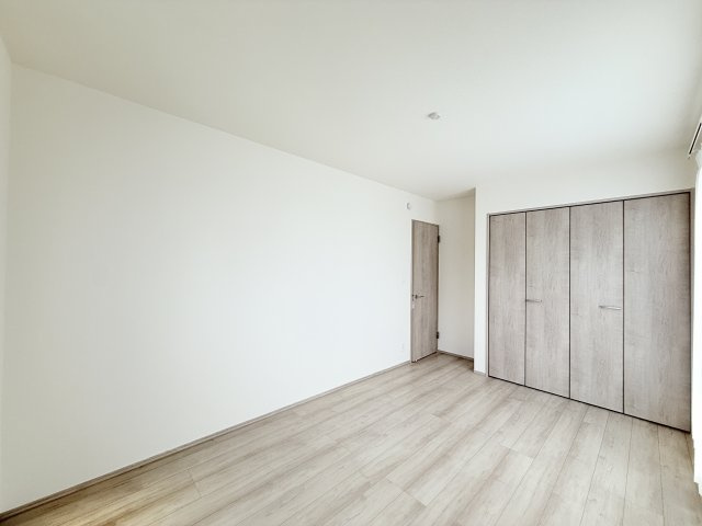 ハートフルタウン参野町の洋室|2階 約7帖の洋室は広々していて、大きな収納もあるので主寝室にいかがでしょうか♫