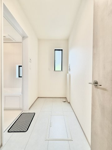 ハートフルタウン参野町の脱衣所|脱衣所には換気できる窓がついていて、空気の循環ができるのは嬉しいですね。